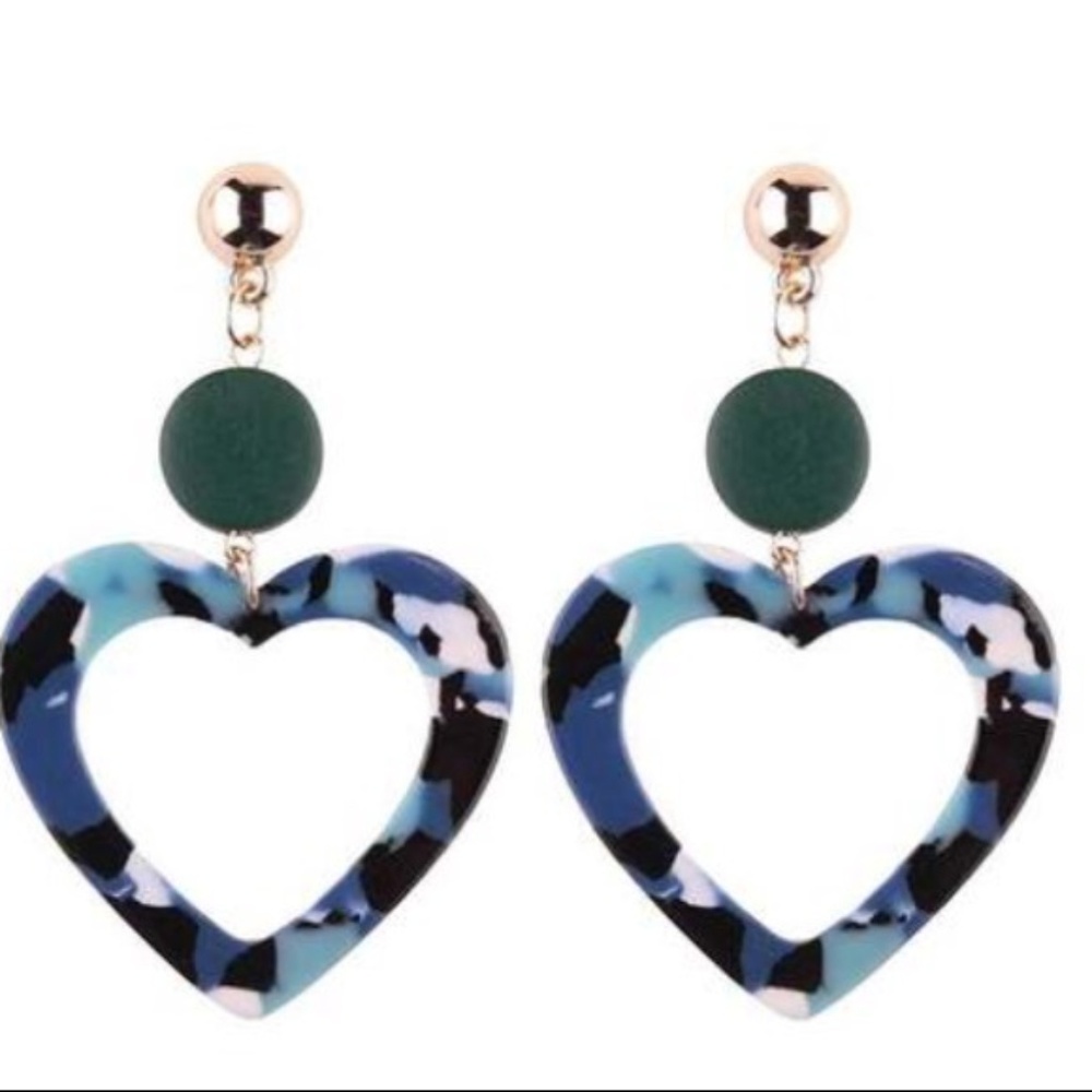 🔥🔥 NWOT Acrylic Heart Shaped Earrings - Picture 1 of 2